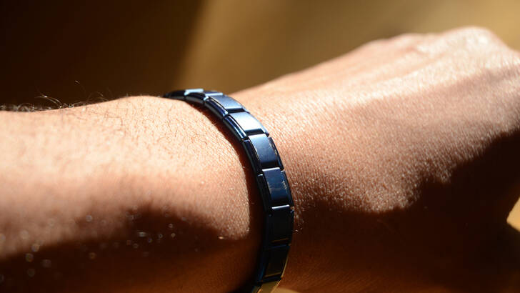 Ce bracelet pour les femmes est fabrique en acier inoxydable avec de  largent 0999 et or 18 carats de placage de 30 microns dépaisseur Les bracelets  magnétiques de base dacier inoxydable sont